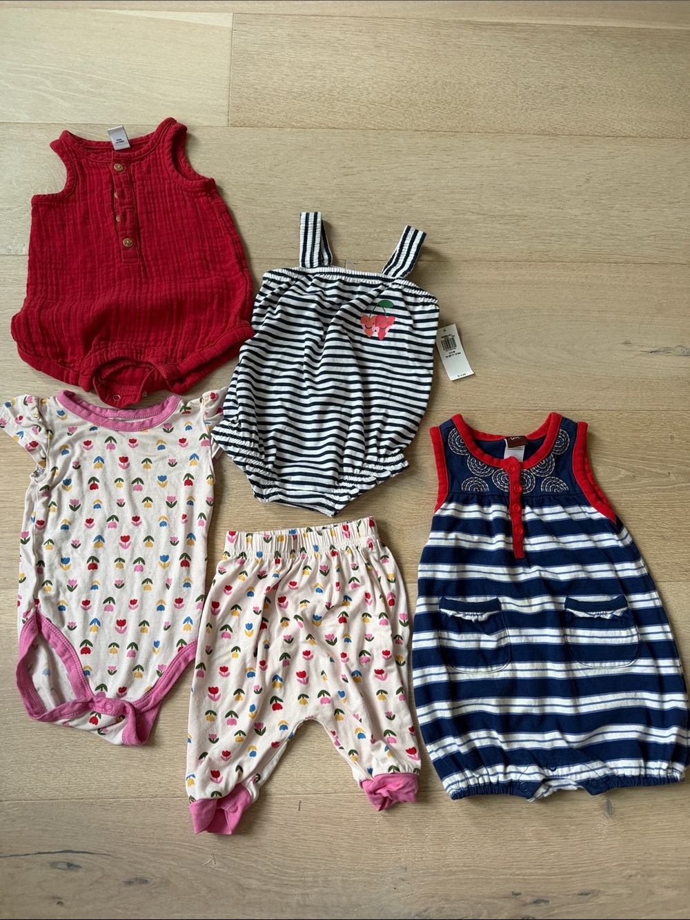 Bundle of 0-3 months baby girl outfits / rompers old navy tea milk berry